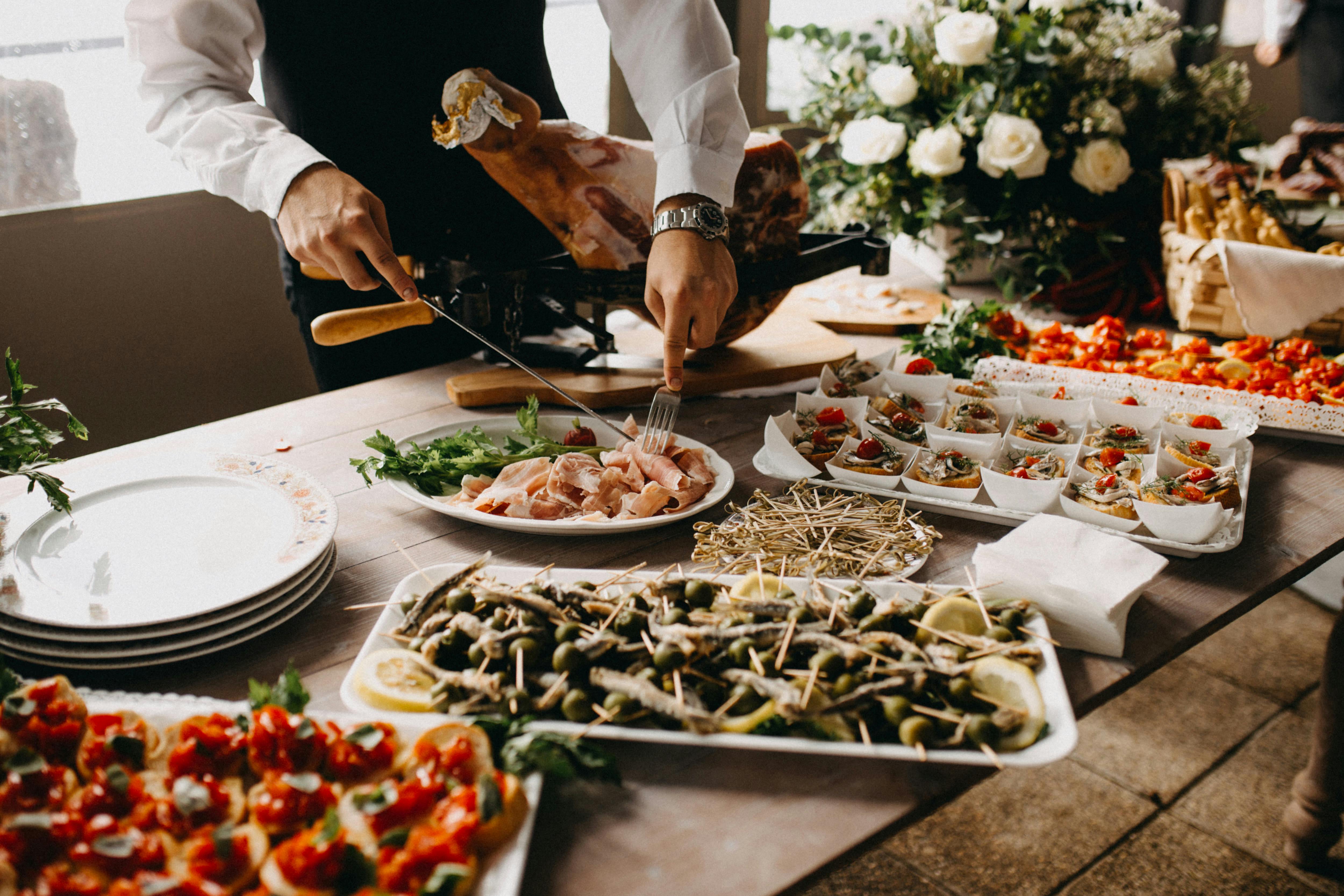 Strefa food trucków podczas imprezy integracyjnej firmy