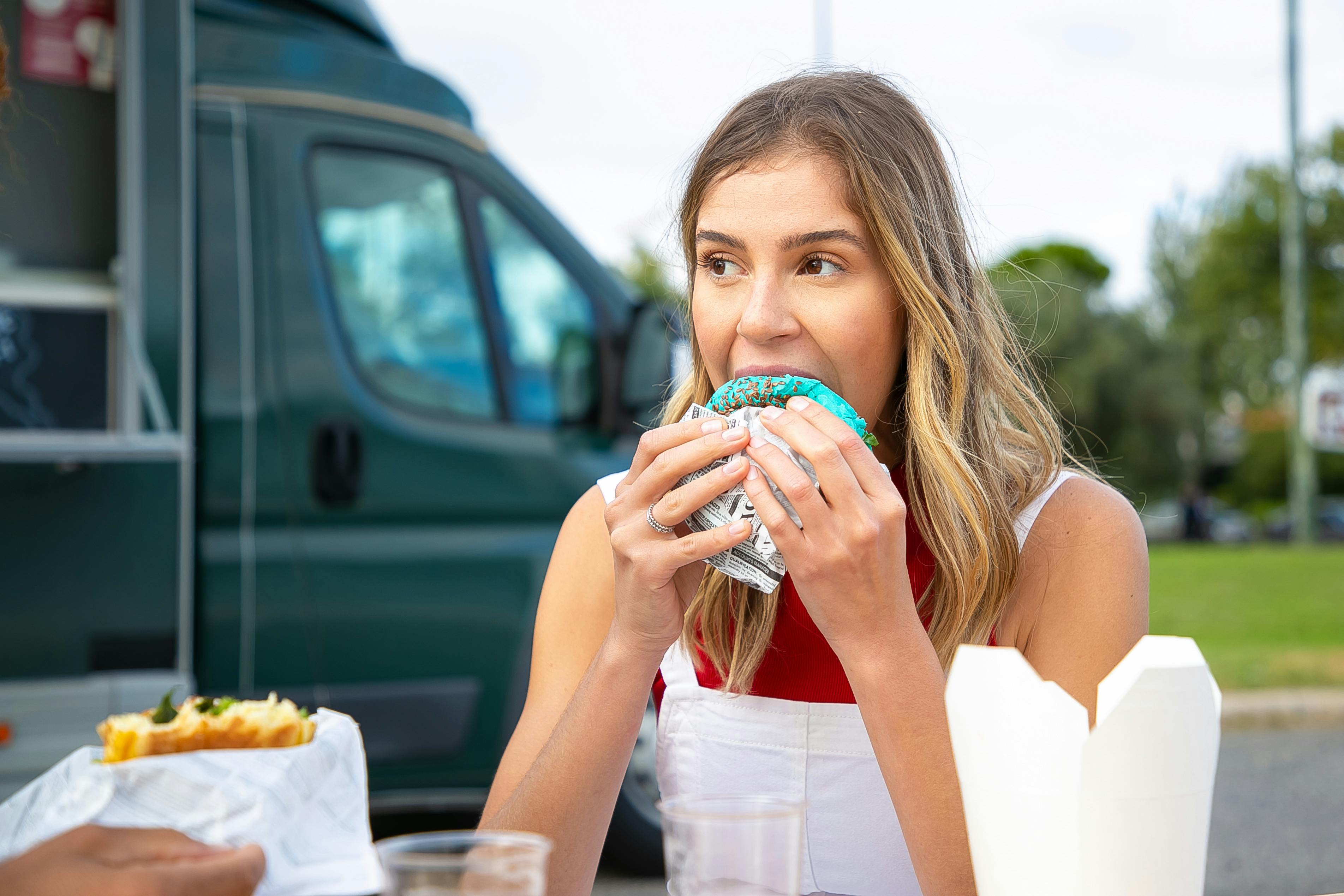 Atmosfera integracji przy food truckach na imprezie firmowej