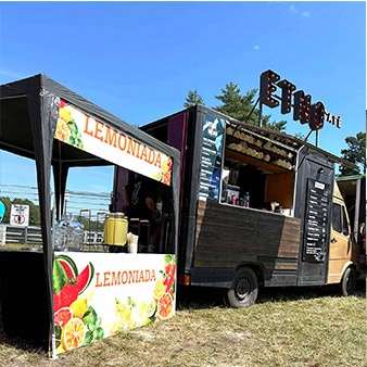 Food truck Etno Cafe i stoisko z lemoniadą na Japfest Poznań 2024, przygotowane do obsługi uczestników festiwalu