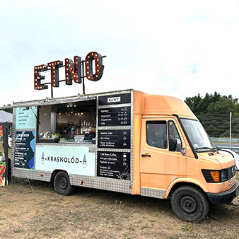 Food truck Etno Cafe i stoisko z lemoniadą na Japfest Poznań 2024, przygotowane do obsługi uczestników festiwalu
