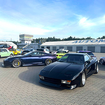 Kolekcja japońskich samochodów sportowych na Japfest Poznań 2024, zaparkowanych na torze wyścigowym w Poznaniu.