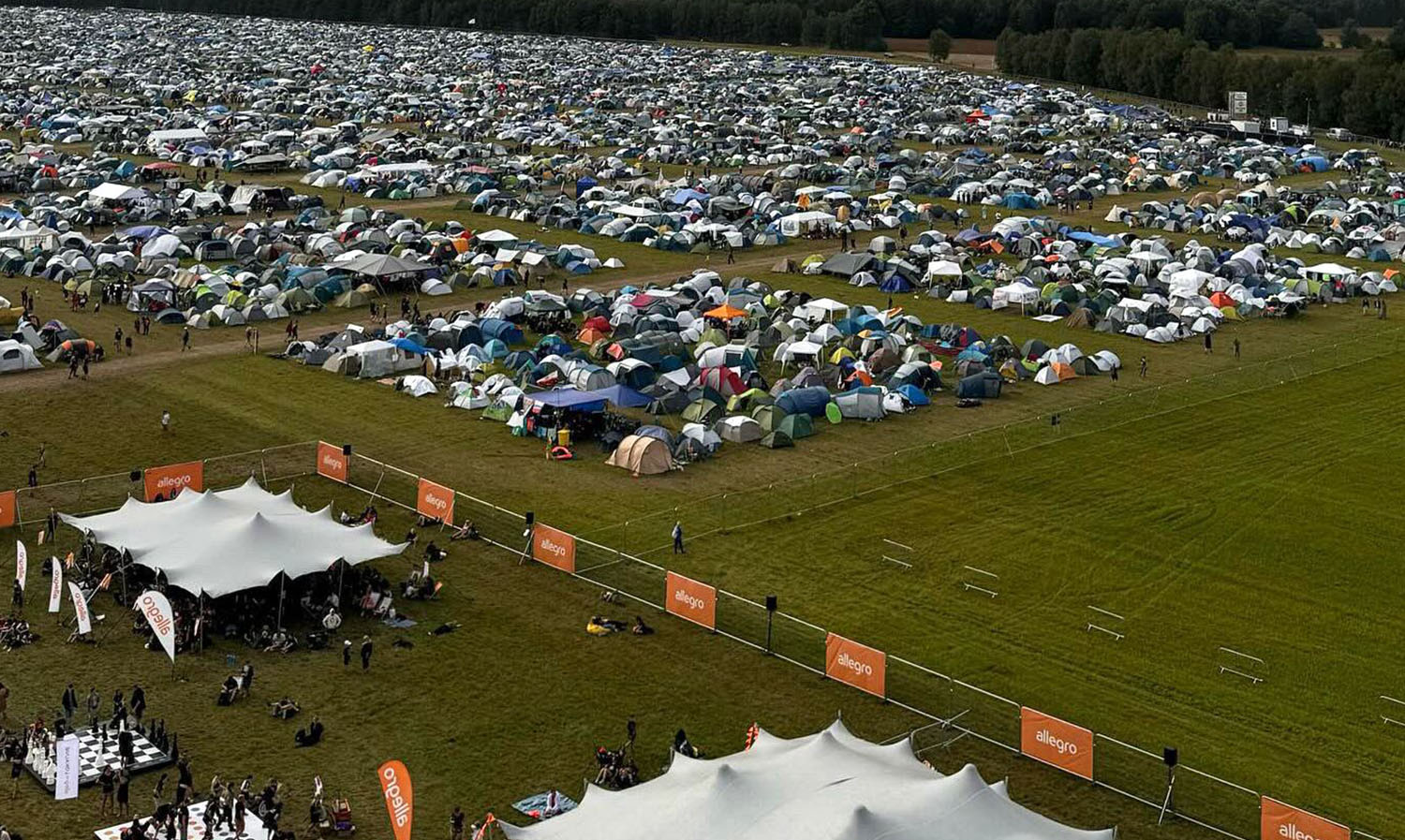 Tysiące namiotów na Pol'and'Rock Festival 2024 – widok z lotu ptaka na pole namiotowe