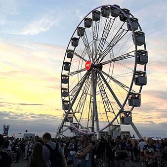 Diabelski młyn na Pol'and'Rock Festival 2024 o zachodzie słońca.