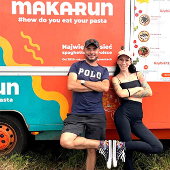Zespół Hello Street przed food truckiem Makarun na Pol'and'Rock Festival 2024