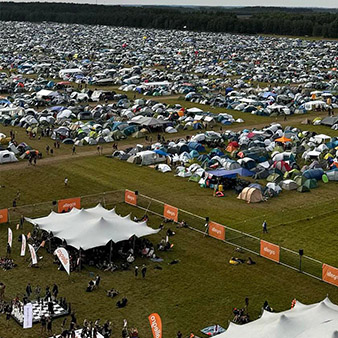 Gigantyczne pole namiotowe na Pol'and'Rock Festival 2024